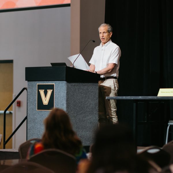 Walter Chazin speaking behind a podium.