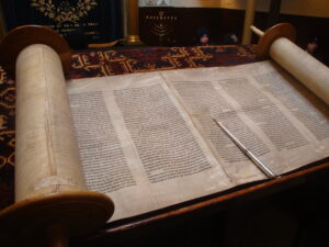 A picture of an unrolled scrolled with handwritten text