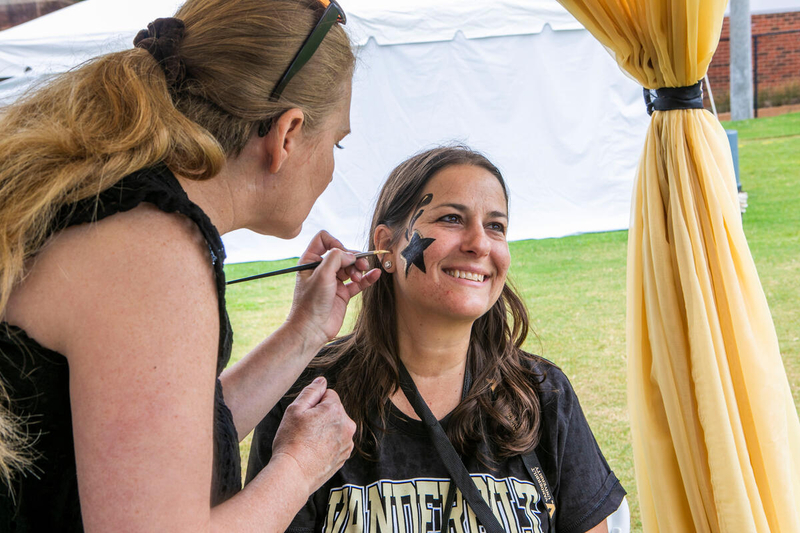 Students and family enjoying Family Weekend's Fall for the Arts on the Peabody Esplanade.