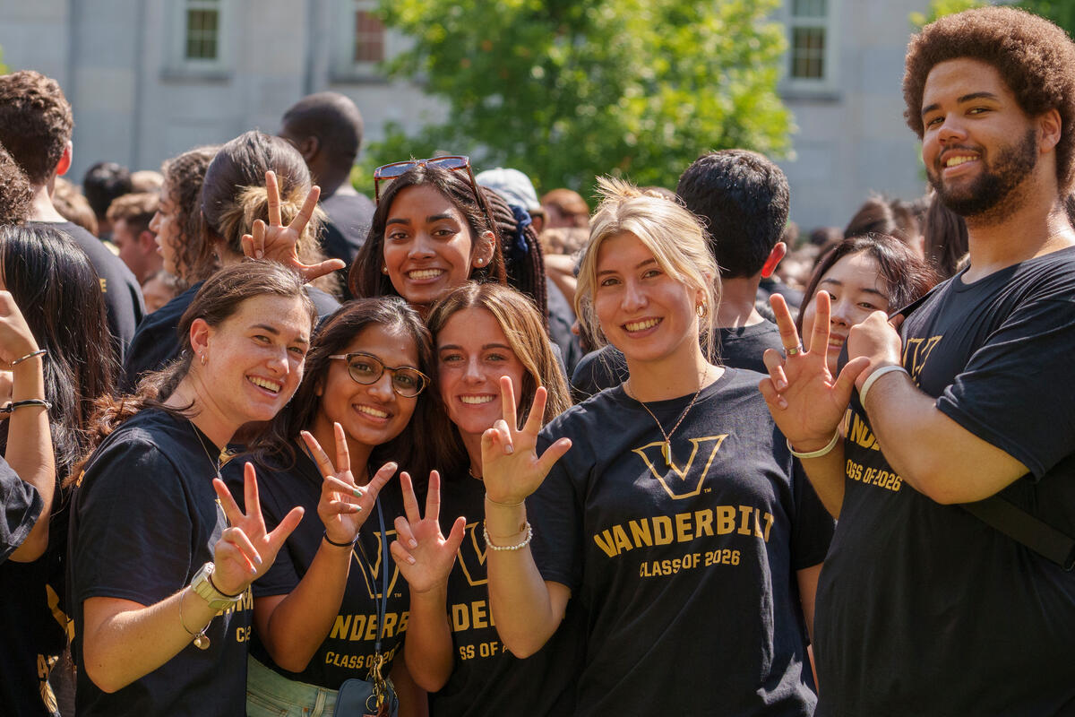 First year Vanderbilt students gather on Martha Rivers Ingram Commons for the class of 2026 photo.