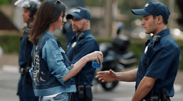 Kendall Jenner hands a police offer a Pepsi in the cringe 2017 ”Live for Now” advertisement campaign.