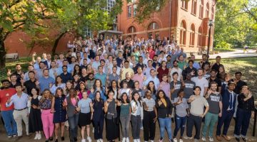 Pictured: Group photo of the Vanderbilt MBA Class of 2027