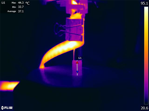 An infrared photo of a top-heated aluminum sponge coated with PNIPAM. A temperature gradient from 44.3 °C (top) to 32.7 °C (bottom) can be observed.