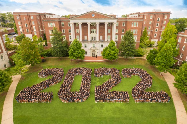 The Vanderbilt Class of 2022 traditional class photo on Commons Lawn. (Vanderbilt University)