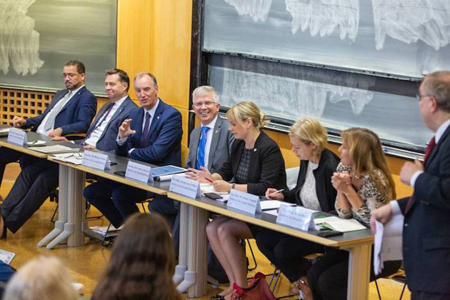 The Hon. Matthias Heider, a member of the German Bundestag and chair of the German-U.S. Parliamentary Friendship Group, gives opening remarks during a visit to a Vanderbilt undergraduate class. (Vanderbilt University)