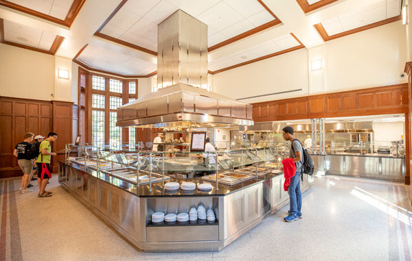 The dining hall servery at E. Bronson Ingram College (John Russell/Vanderbilt)