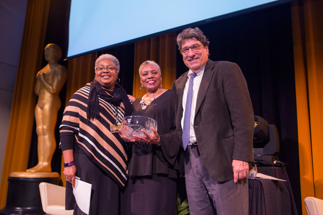 Interim Vice Chancellor for Equity, Diversity and Inclusion and Chief Diversity Officer Tina L. Smith (left) and Chancellor Nicholas S. Zeppos (right) present Gloria Smith (center) with the inaugural Equity, Diversity and Inclusion Distinguished Leadership Award. (Anne Rayner/Vanderbilt)
