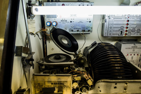 The inner workings of the Stambaugh House jukebox. (Joe Buglewicz/Vanderbilt)