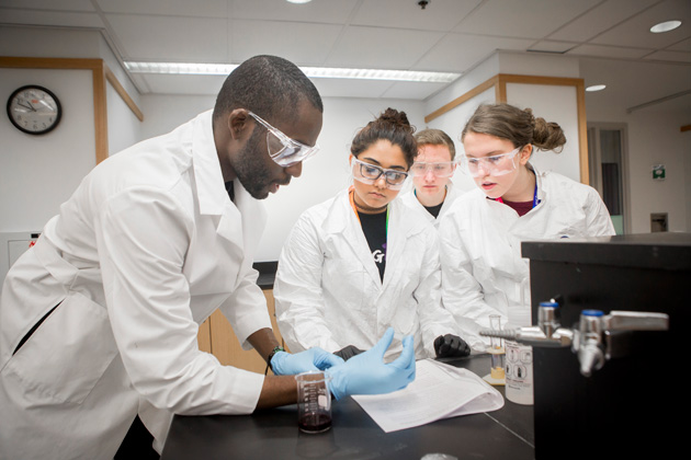 Students from Portland High School and Kenwood High School visited the VINSE labs on March 8. (Susan Urmy/Vanderbilt)