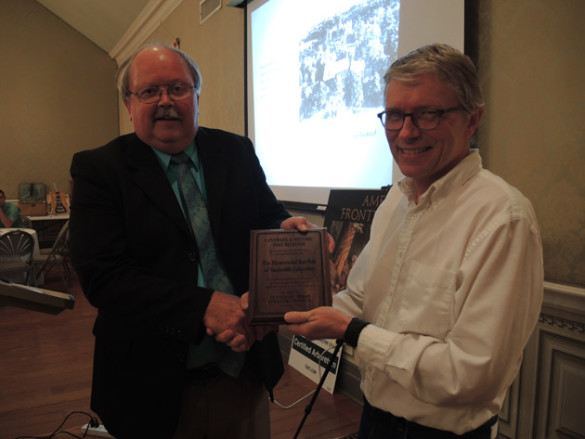 The Tennessee Urban Forestry Council’s Tom Simpson (left) presents Steven Baskauf, senior lecturer in biological sciences and communications coordinator for the Vanderbilt Arboretum, with a plaque recognizing the Bicentennial Oak as a Tennessee Landmark Tree at the TUFC’s annual awards ceremony on Oct. 6. (photo by Jan Stinson)