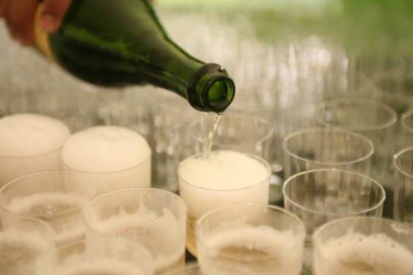 champagne pour glasses