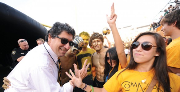 Chancellor Nicholas S. Zeppos and students show their best VU hand signs. (John Russell/Vanderbilt)