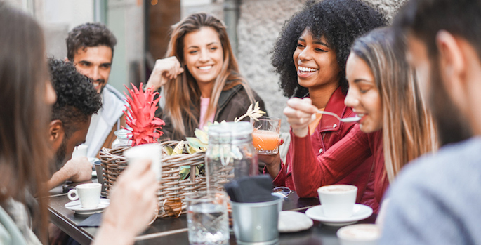 Group of happy multiethnic friends drinking coffee and cappuccino at vintage bar outdoor - Young millennials people doing breakfast together - Friendship, youth and food concept - Focus on afro girl face (Group of happy friends drinking coffee and cappuccino at v