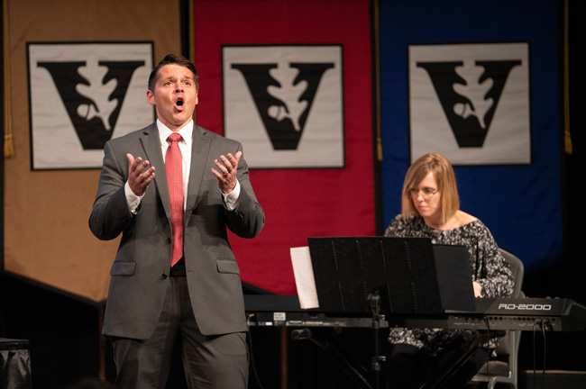 L-r: Blair faculty members Tyler Nelson and Jennifer McGuire perform at the Fall Faculty Assembly. (Joe Howell/Vanderbilt)