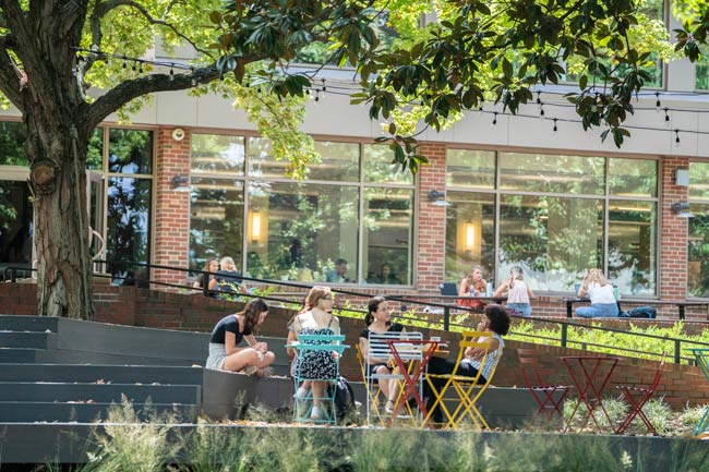 The outdoor Fleming Yard is located between Sarratt Student Center and Alumni Lawn. (Joe Howell/Vanderbilt)
