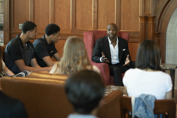 Chancellor's Lecturer Terry Crews meets with students at E. Bronson Ingram College (Joe Howell/Vanderbilt University)