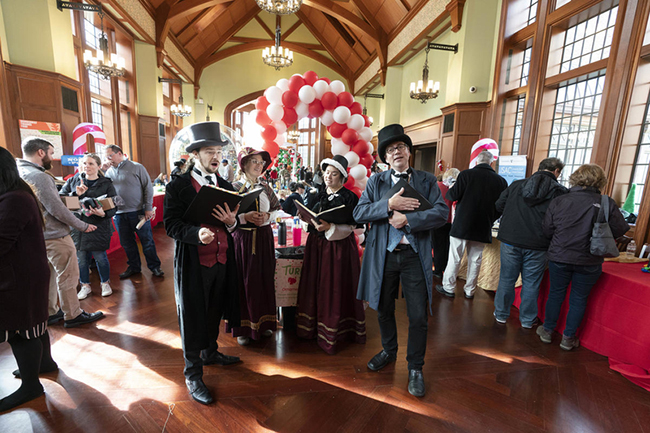 Carolers in Victorian garb at the 2019 Turkey Toss. (Joe Howell/Vanderbilt)