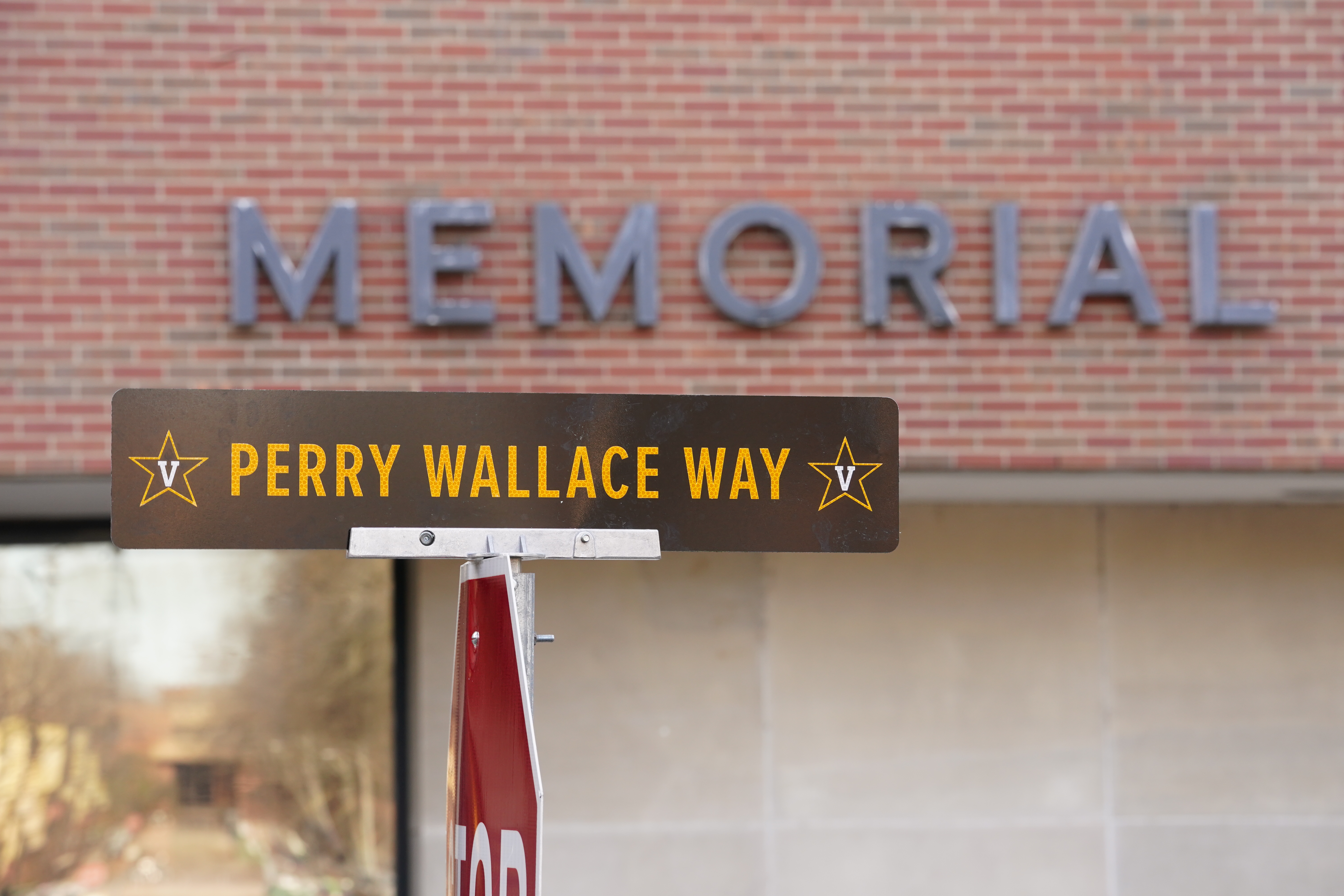 A portion of 25th Avenue South was dedicated in honor of Vanderbilt trailblazer and Nashville native, Perry Wallace, BE’70, the first African American to play varsity basketball in the Southeastern Conference.