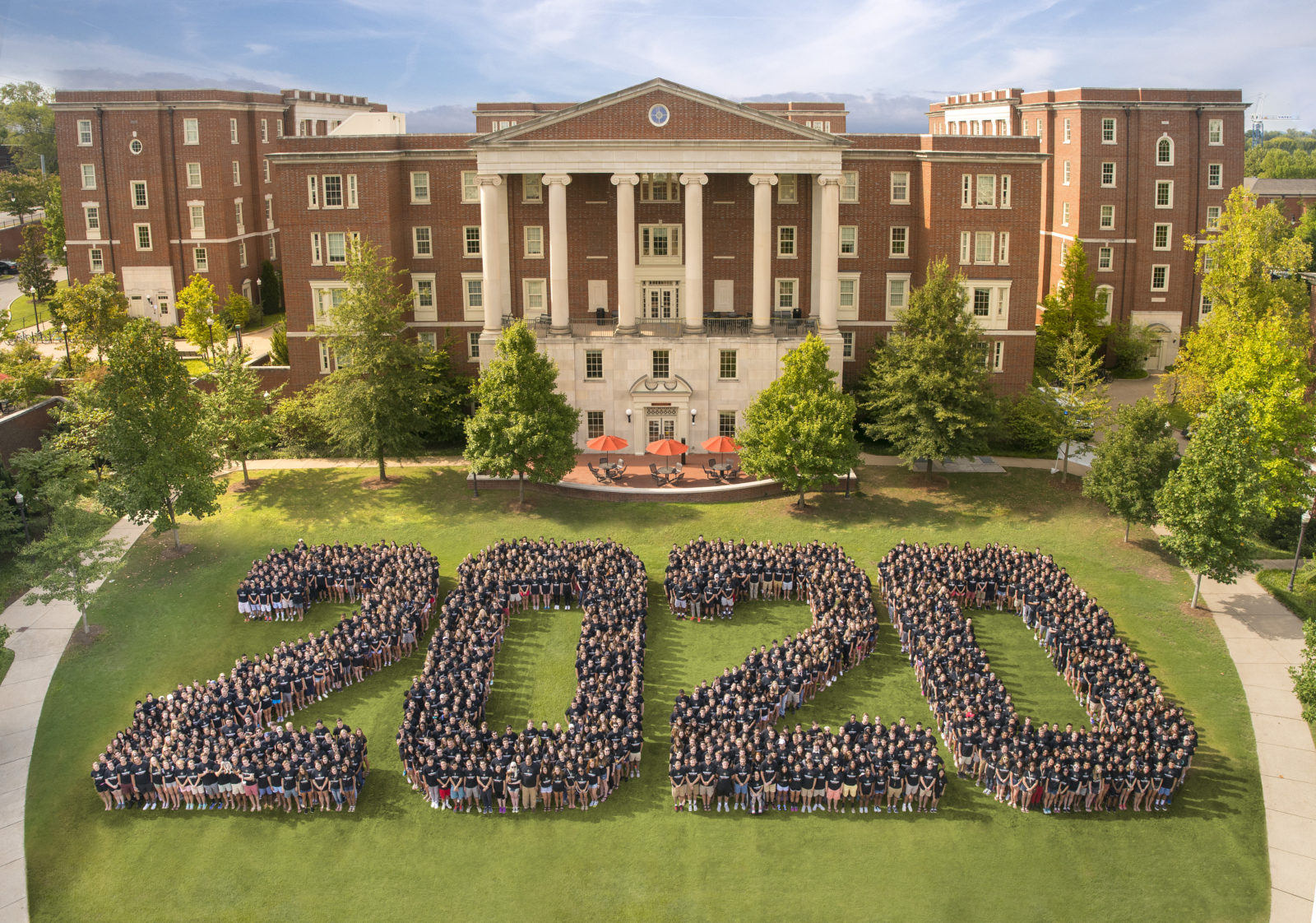 The Class of 2020 posed for a class photo as first-year students on The Martha Rivers Ingram Commons in August 2016. (Vanderbilt University)