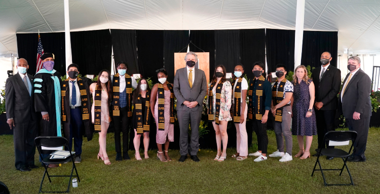 Chancellor Daniel Diermeier (center) and 2021 graduates in the Posse Scholars Program and their mentors at the recognition ceremony on May 14. (Vanderbilt University)