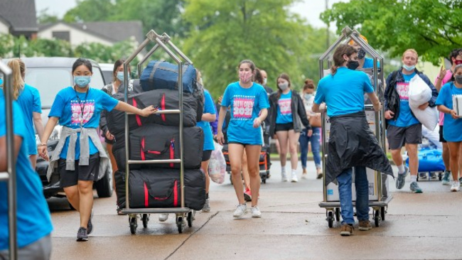 Upperclassmen help first-year student move in to campus houses on Aug. 21, 2021.
