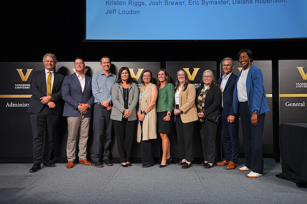 Daniel Diermeier (far left), Candice Lee (far right) and the Faculty Senate Task Force on Administerial Effectiveness team (Harrison McClary/Vanderbilt)