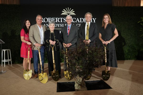 Left to right: Cyndy Roberts, Jim Roberts, Marjorie Roberts, Hal Roberts, Vanderbilt Chancellor Daniel Diermeier and Julia Roberts at the announcement for the Roberts Academy and Dyslexia Center at Vanderbilt University on Sept. 26, 2023. (John Russell/Vanderbilt)