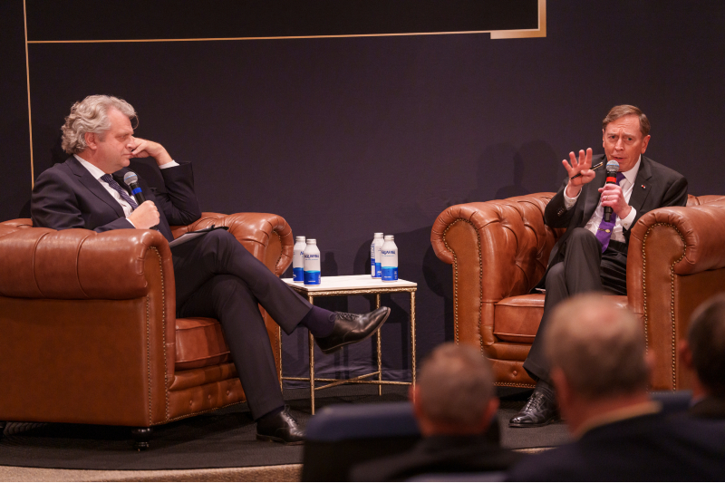 Chancellor Daniel Diermeier (left) hosts retired U.S. Army Gen. David Petraeus for the Lecture Series on Modern Conflict and Emerging Threats at the John Seigenthaler Center on Nov. 10. (Harrison McClary/Vanderbilt)