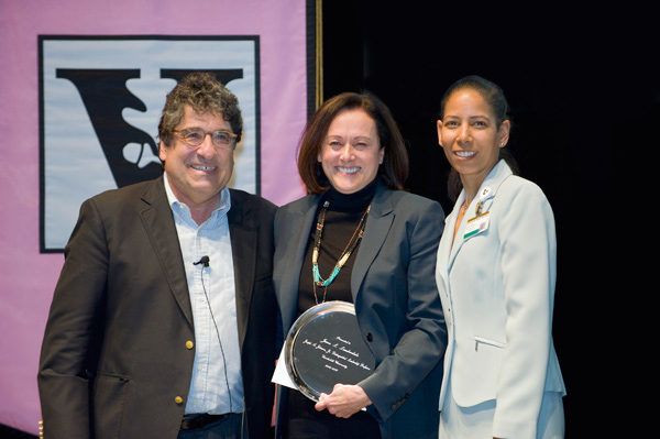 Jana Lauderdale receives university leadership award
