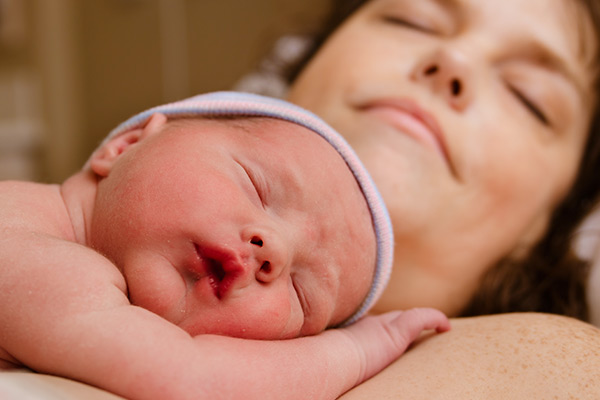 Skin-to-skin contact after birth good for mom and baby